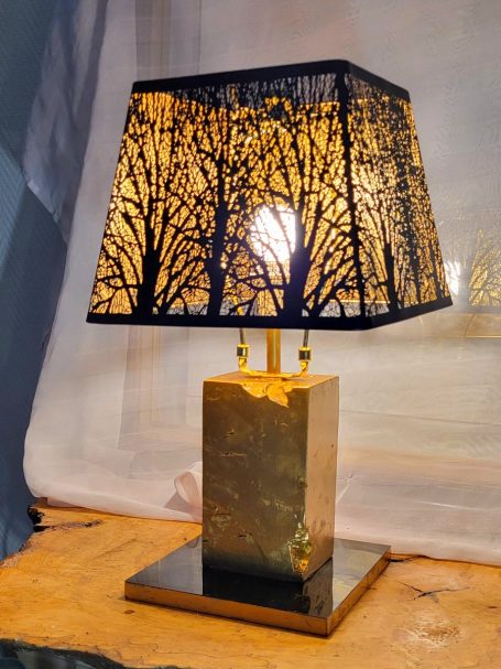 Belle lampe de salon en bloc d'ormeau doré , abat joue en fer noir ajouré de motifs d'arbres noir intérieur doré .46 cm de Ø abat jour 25 cm bloc d'ormeau doré , abat jour métal ajouré motifs arbre noir intérieur doré